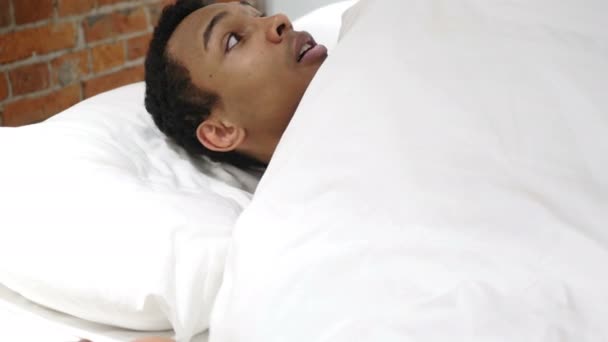 Noční můra, spící africké člověk probouzí děsivá snu — Stock video