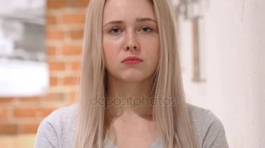 Üzgün ve kayıp, Loft arka plan üzgün genç kadın duygu