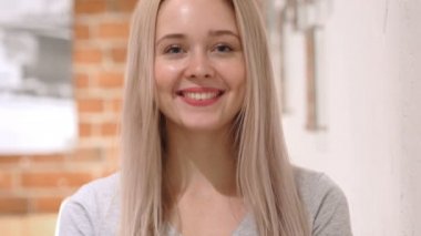 Gülümseyen genç kadın, Loft arka plan portresi