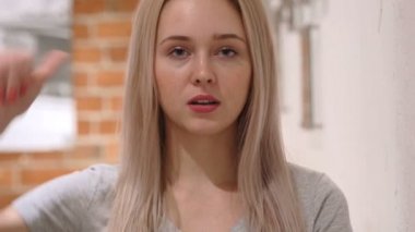 Başparmak aşağı kadının, sevmeme evde reddetme