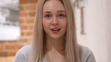 Başarı haber evde kutlama olumlu kazanan kadın