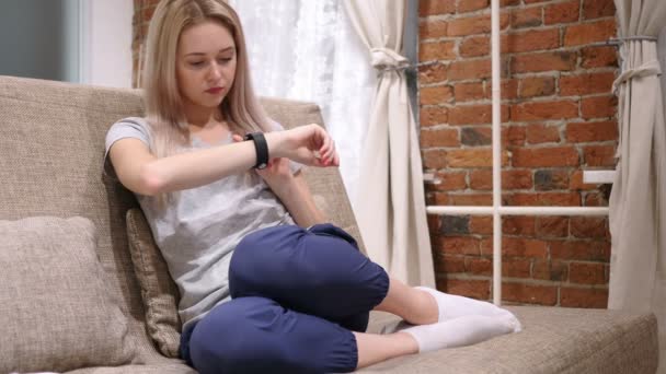 Женщина с помощью умных часов для просмотра, электронной почты и сообщений — стоковое видео