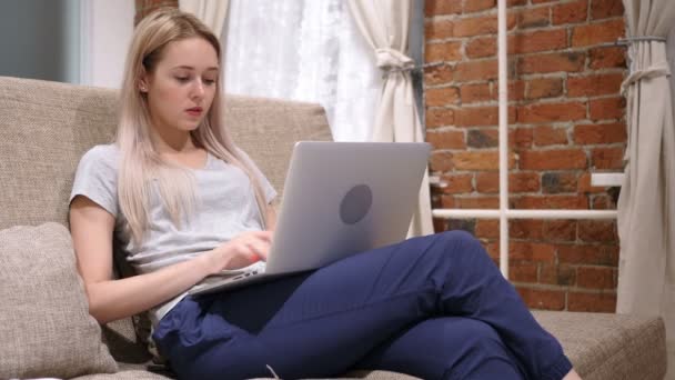 Jovem mulher comemorando o sucesso enquanto trabalhava no laptop — Vídeo de Stock