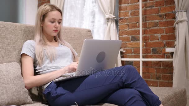 Vrouw in spanning en hoofdpijn werkt op Laptop, Home — Stockvideo