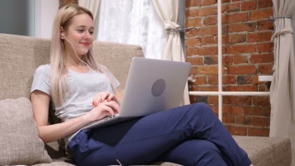 Mujer disfrutando escuchando música en el ordenador portátil, relajarse en casa — Vídeo de stock