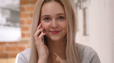 Geveze kadın üstünde hareket eden telefon, müzakere söz