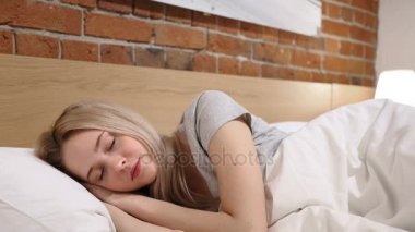 Kabus, uyku kadın korkunç rüya şok içinde uyanır