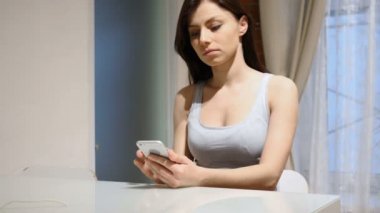 Kadın Online telefon e-posta okuma, tarama