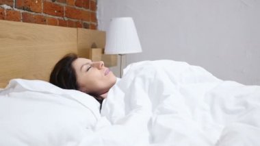 Geceleri yatakta yatan hasta bir kadın öksürük