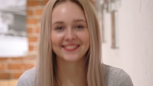 Videochatta med kunder av ung kvinna — Stockvideo