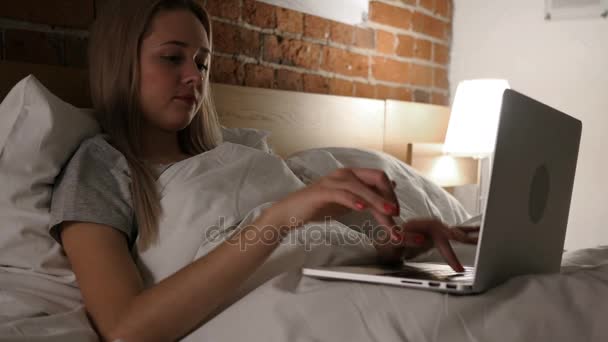 Vrouw in Bed in Shock door resultaten op Laptop — Stockvideo