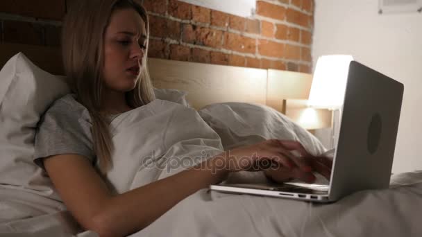 Mujer enojada frustrada trabajando en línea por la noche en la cama — Vídeo de stock