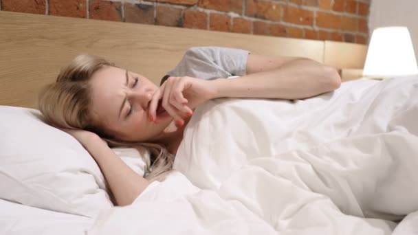 Hustende kranke Frau, die auf der Seite im Bett liegt, hustet — Stockvideo