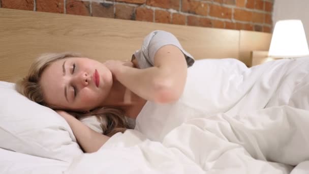 Mujer cansada con dolor en el cuello acostada de lado en la cama — Vídeos de Stock