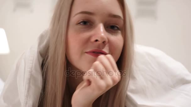 Close-up, gelukkige vrouw in Bed Winking Eye — Stockvideo