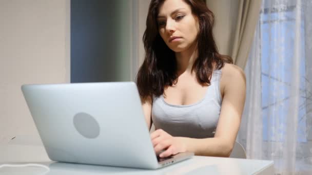 Jonge vrouw werken op laptop 's nachts — Stockvideo