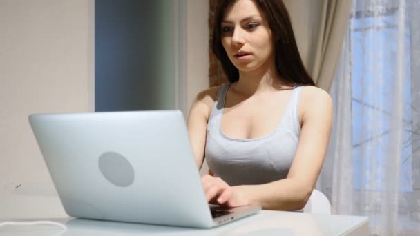 Портрет больной женщины кашляет во время работы над ноутбуком, инфекция — стоковое видео