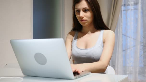 Scioccato giovane donna, stupito da sorpresa sul computer portatile — Video Stock