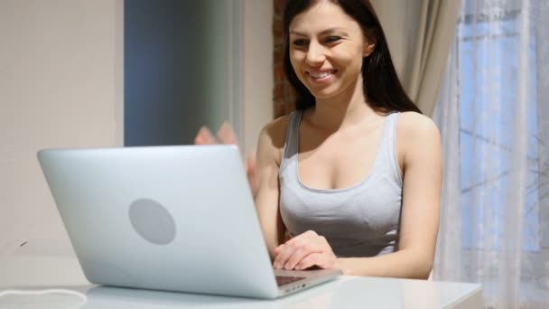 网络视频聊天在笔记本电脑上的年轻女子, 坐在楼梯 — 图库视频影像