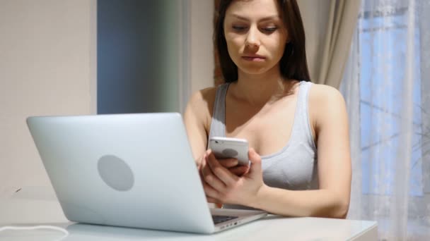 Mujer hojeando en línea en Smartphone, Internet Searching — Vídeos de Stock