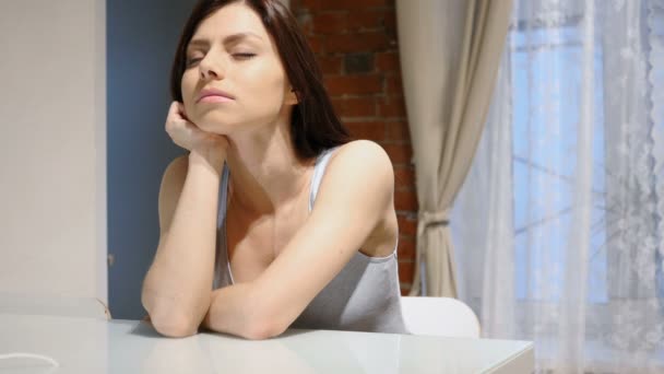 Spící unavený mladá žena sedí v kanceláři — Stock video