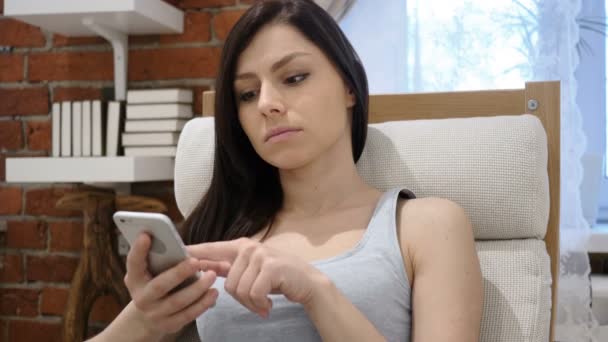 Γυναίκα κοιτάζοντας βιαστικά σε απευθείας σύνδεση στο Smartphone, internet — Αρχείο Βίντεο