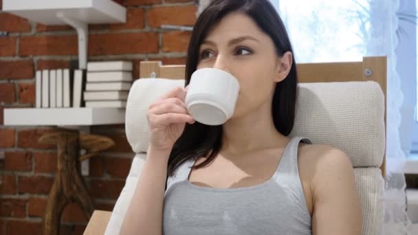Retrato de una joven bebiendo café de la taza — Vídeo de stock