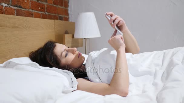 Γυναίκα στο κρεβάτι περιήγηση στο Smartphone τη νύχτα — Αρχείο Βίντεο