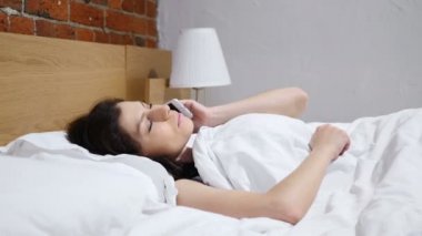 Kadın yatak arama arama ve telefon Talking