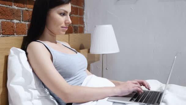 Donna sconvolta a letto Perdere lavoro online, Disastro — Video Stock