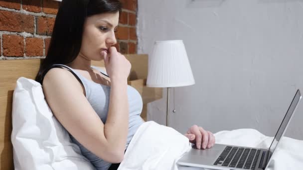 Pensando mujer pensativa en la cama Trabajando en el ordenador portátil, Trabajo — Vídeo de stock