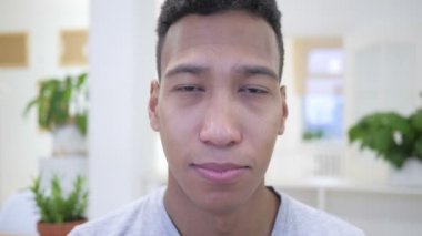 Afrika genç adam söyleyerek kafa sallayarak Evet,