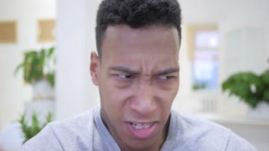 Bağırarak, kızgın Afrika genç adam, Office çığlık