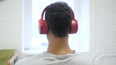 Afrika adam kırmızı kulaklıklar, arkadan görünüm kaldırma