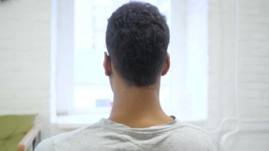 Afrika adam giyen kulaklık için dinlemek, arkadan görünüm