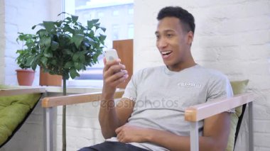 Afrikalı tasarımcı tezahürat başarı Smartphone kullanarak süre