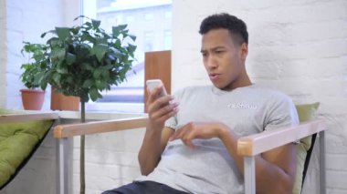 Afrikalı tasarımcı tarafından kötü haber telefon, şok merak