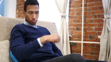 Genç adam, onun koltukaltı koklama kokulu, kötü, pis koku kokuyor