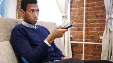 Afrika adam izliyor ve Uzaktan kumandalı Tv kanallarını değiştirme