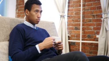 İçme kahve, mutlu adam dans ederken eğleniyor