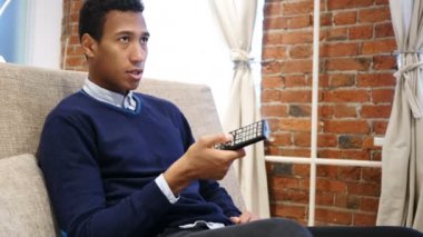 Televizyonda maç izlerken, başarı kutlama Afrika adam heyecanlı