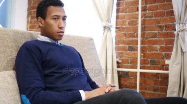 Üzgün ve kayıp, Loft arka plan üzgün genç Afrika adam duygu