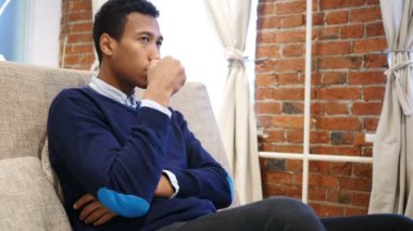 Afrika delikanlı koltukta oturan fincan kahve içme