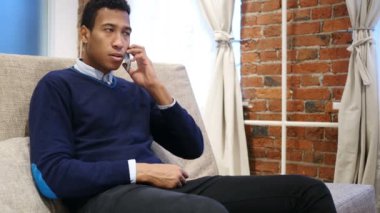 Cep telefonu üzerinde konuşurken, telefon cevap Afrika adam