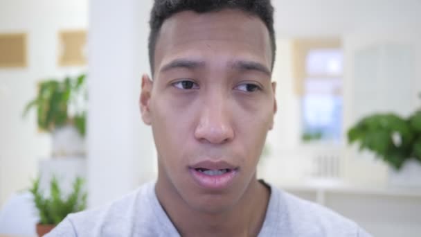 Kopfschmerzen, Frustration, depressiver junger Mann aus Afrika — Stockvideo
