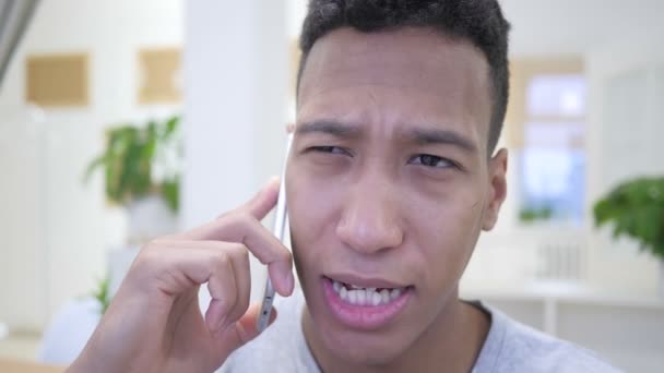 Jovem africano falando em Smartphone — Vídeo de Stock