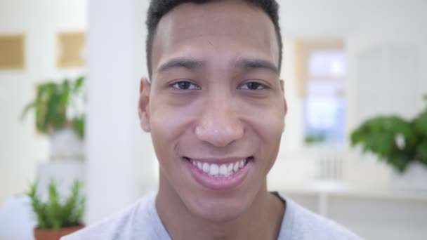 Afrika genç adam, Ofice gülümseyen portresi — Stok video
