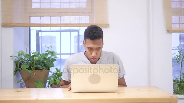 Успіх, успішний африканський чоловік працює на ноутбуці — стокове відео
