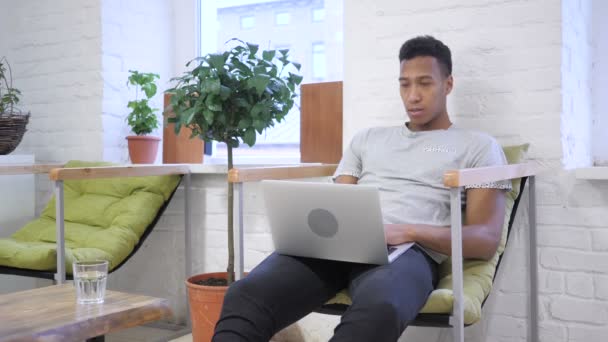疲惫的非洲设计师与颈部疼痛工作在笔记本电脑 — 图库视频影像