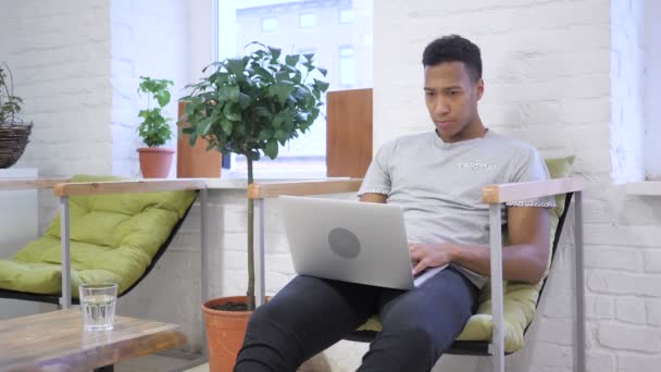 Втрата, провал роботи на ноутбуці для африканського дизайнера — стокове відео